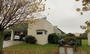 Casa 4 ambientes en venta en barrio privado Arenas del sur
