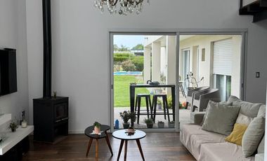 Casa 4 ambientes en venta en barrio privado Arenas del sur