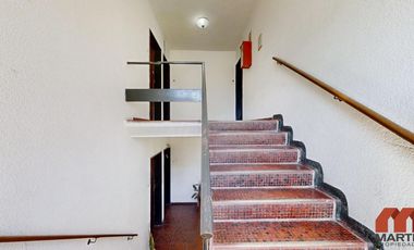 Departamento en alquiler en Martinez 3 amb por escalera con balcón y cochera Seguridad 24 hs