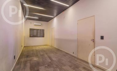 Local en VENTA con gran salón, tres privados y 2 baños