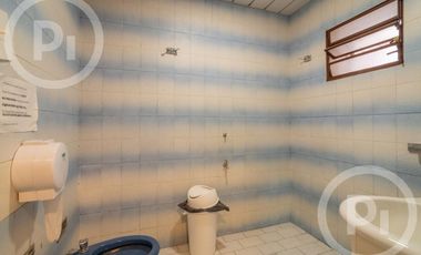 Local en VENTA con gran salón, tres privados y 2 baños
