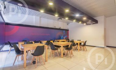 Local en VENTA con gran salón, tres privados y 2 baños