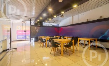 Local en VENTA con gran salón, tres privados y 2 baños