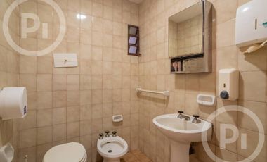 Local en VENTA con gran salón, tres privados y 2 baños