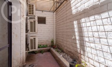 Local en VENTA con gran salón, tres privados y 2 baños