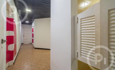 Local en VENTA con gran salón, tres privados y 2 baños