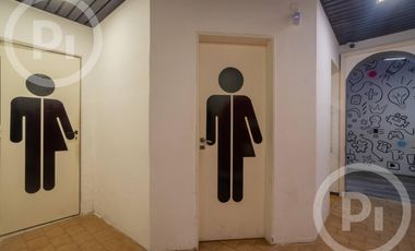 Local en VENTA con gran salón, tres privados y 2 baños