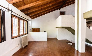 Casa dos plantas cerca de Hospital Privado en Colinas de Velez Sarfield