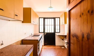 Casa dos plantas cerca de Hospital Privado en Colinas de Velez Sarfield