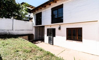 Casa dos plantas cerca de Hospital Privado en Colinas de Velez Sarfield