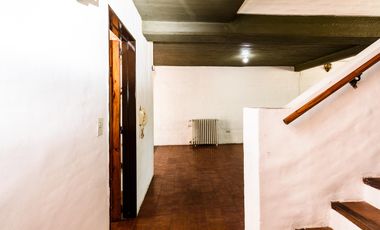 Casa dos plantas cerca de Hospital Privado en Colinas de Velez Sarfield