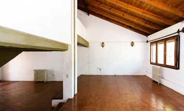 Casa dos plantas cerca de Hospital Privado en Colinas de Velez Sarfield