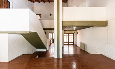 Casa dos plantas cerca de Hospital Privado en Colinas de Velez Sarfield