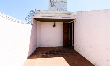 Casa dos plantas cerca de Hospital Privado en Colinas de Velez Sarfield