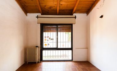 Casa dos plantas cerca de Hospital Privado en Colinas de Velez Sarfield