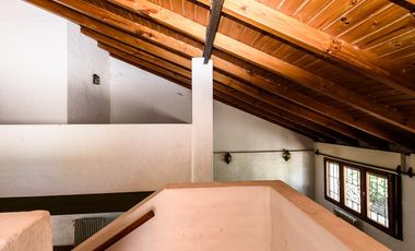 Casa dos plantas cerca de Hospital Privado en Colinas de Velez Sarfield