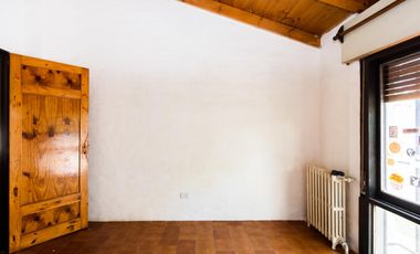 Casa dos plantas cerca de Hospital Privado en Colinas de Velez Sarfield