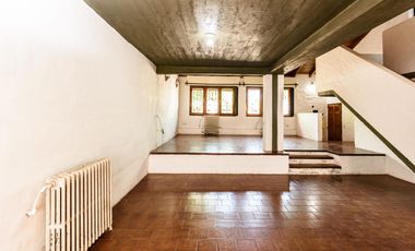 Casa dos plantas cerca de Hospital Privado en Colinas de Velez Sarfield