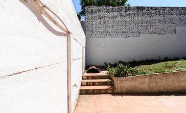 Casa dos plantas cerca de Hospital Privado en Colinas de Velez Sarfield