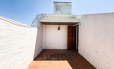 Casa dos plantas cerca de Hospital Privado en Colinas de Velez Sarfield