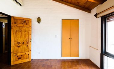 Casa dos plantas cerca de Hospital Privado en Colinas de Velez Sarfield