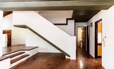 Casa dos plantas cerca de Hospital Privado en Colinas de Velez Sarfield