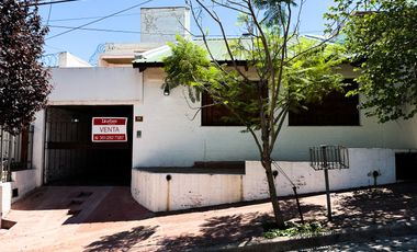 Casa dos plantas cerca de Hospital Privado en Colinas de Velez Sarfield