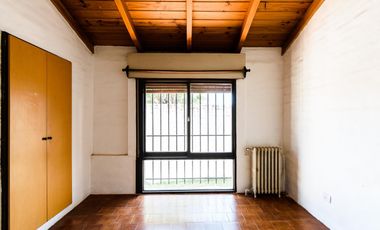 Casa dos plantas cerca de Hospital Privado en Colinas de Velez Sarfield