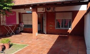 CASA 4 AMB. CON PATIO Y COCHERA