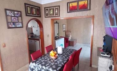 CASA 4 AMB. CON PATIO Y COCHERA