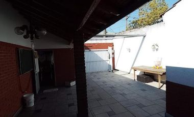 CASA 4 AMB. CON PATIO Y COCHERA