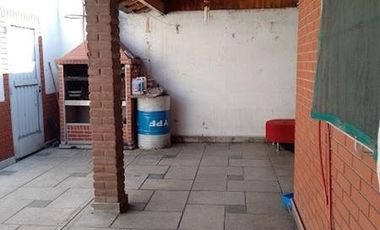 CASA 4 AMB. CON PATIO Y COCHERA