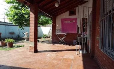 CASA 4 AMB. CON PATIO Y COCHERA