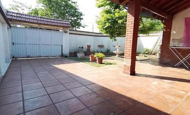 CASA 4 AMB. CON PATIO Y COCHERA