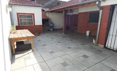 CASA 4 AMB. CON PATIO Y COCHERA