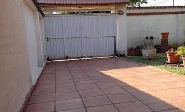 CASA 4 AMB. CON PATIO Y COCHERA