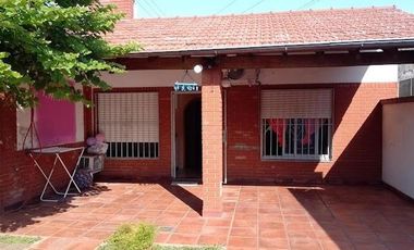 CASA 4 AMB. CON PATIO Y COCHERA