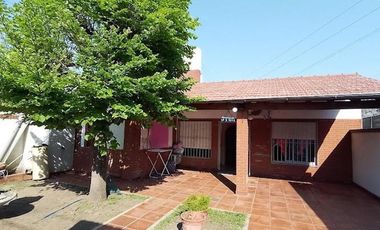 CASA 4 AMB. CON PATIO Y COCHERA