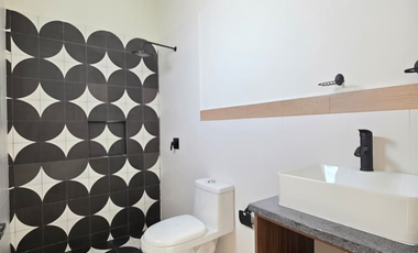 CASA EN VENTA, 1 PLANTA, 2 RECÁMARAS, 2 BAÑOS, COCHERA PARA 1 AUTO.