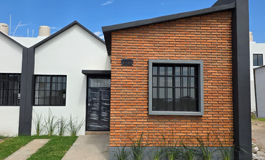 CASA EN VENTA, 1 PLANTA, 2 RECÁMARAS, 2 BAÑOS, COCHERA PARA 1 AUTO.