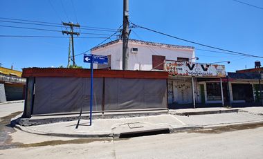 Casa con  Locales y un departamento en venta en G. Catan
