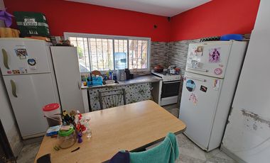 Casa con  Locales y un departamento en venta en G. Catan