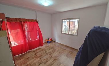 Casa con  Locales y un departamento en venta en G. Catan