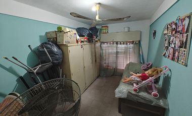 Casa con  Locales y un departamento en venta en G. Catan