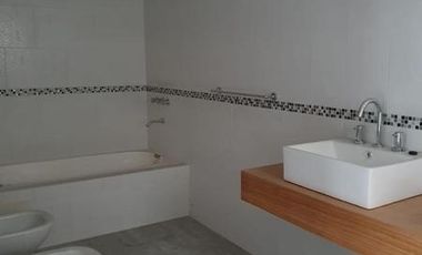 DEPARTAMENTOS EN SEMI PISOS 3 AMB. AL FRENTE CON COCHERA