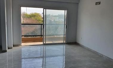 DEPARTAMENTOS EN SEMI PISOS 3 AMB. AL FRENTE CON COCHERA