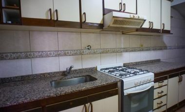 EXCELENTE DUPLEX CON COCHERA EN BANFIELD ESTE