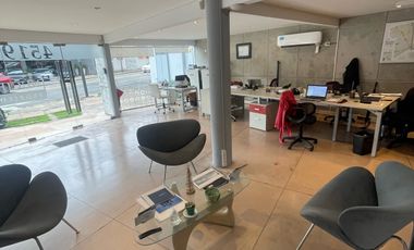 Local en  esquina con frente super visible amplio y luminoso minimalista !!!!!!!!!!