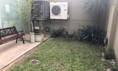 Local en  esquina con frente super visible amplio y luminoso minimalista !!!!!!!!!!