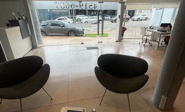 Local en  esquina con frente super visible amplio y luminoso minimalista !!!!!!!!!!